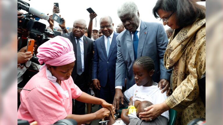 Ivory Coast ministers vaccination ceremony