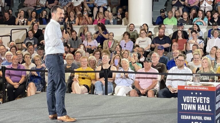 pete buttigieg cedar rapids ia townhall may 13 2025 scaled